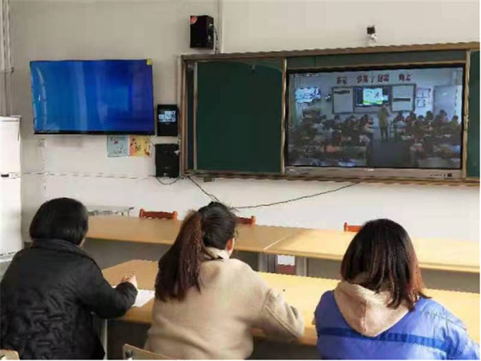 学校教育装备的提升,教育教学过程的高度互动,促进了农村学校教师的