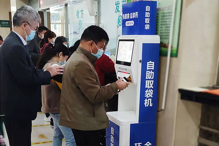 这一年来,自助取袋机悄然改变着我们的生活_环保_拉拉_操作