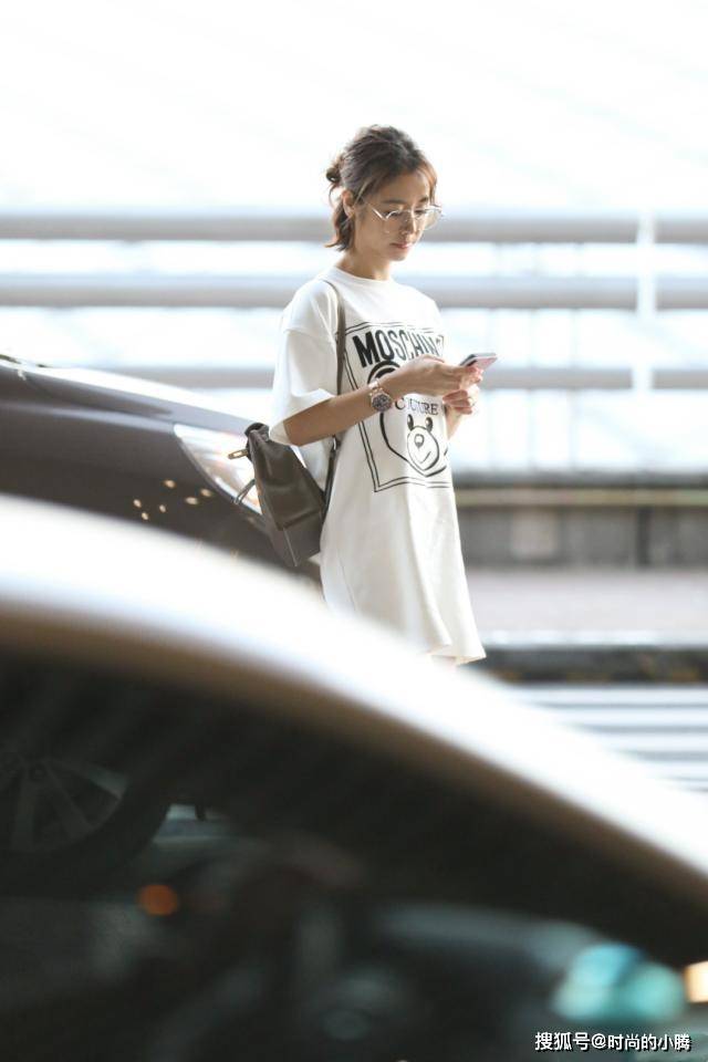 活动 林心如私服竟比活动造型美！43岁穿T恤裙秀23岁身材，美成中学生