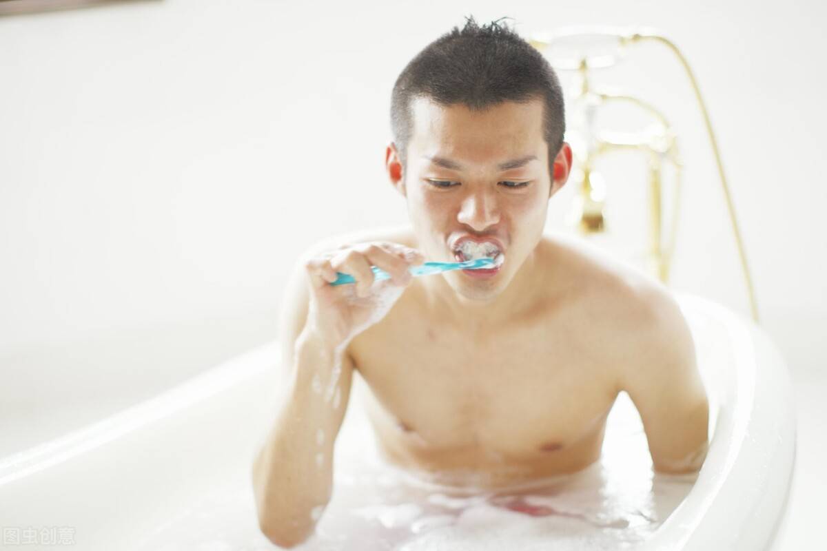 直接上重点：那就是酒后千万不要立即洗澡！醉酒后洗热水澡，会导致血液