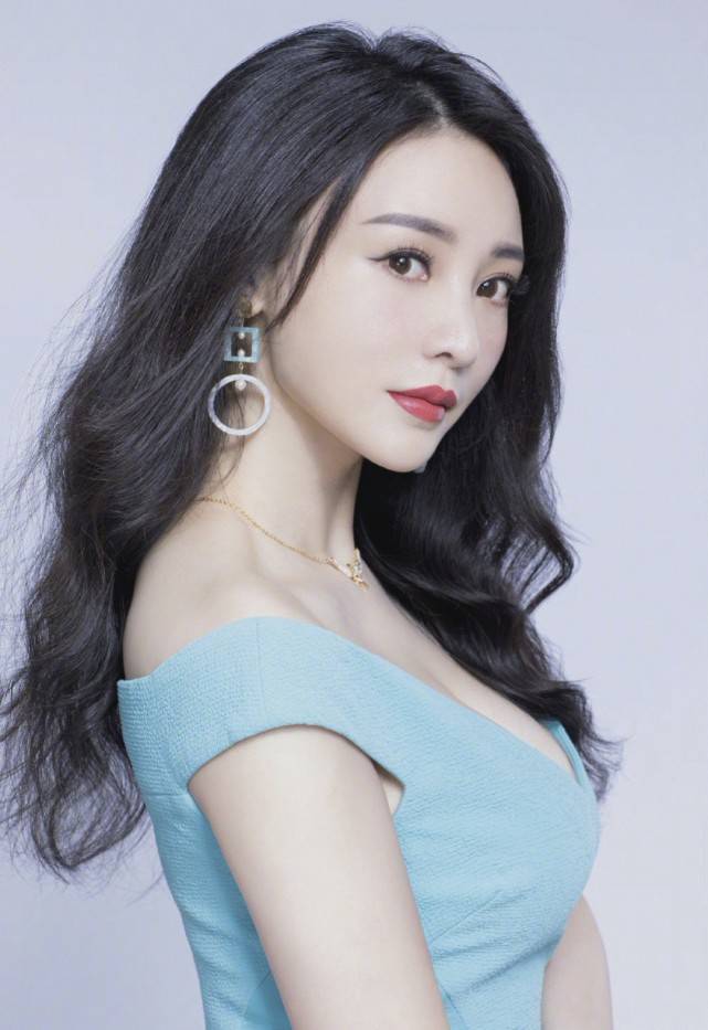 脖颈 39岁的柳岩不一般！浪漫大波浪配紧身裙，凹凸曲线太吸睛