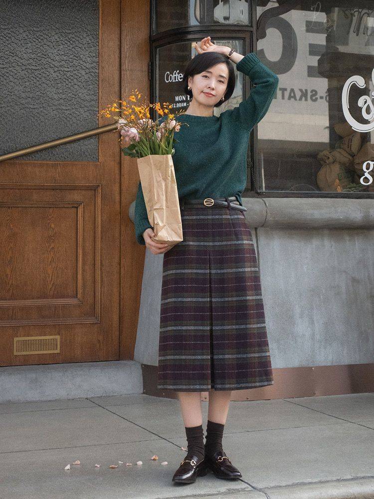 毛衣 40岁女人别刻意扮嫩，学70后博主穿“格纹裙+毛衣”，优雅又减龄
