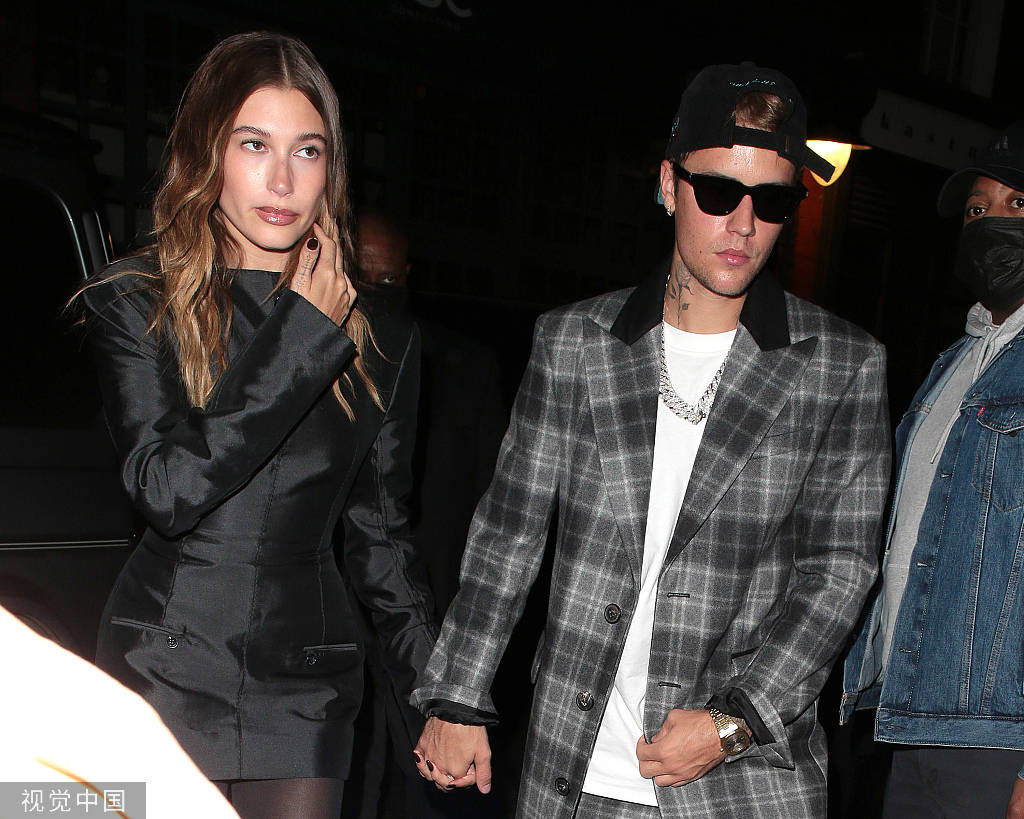 比伯牵手海莉甜蜜出行 俊男美女组合超养眼_鲍德_hailey_baldwin