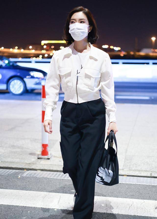 颜色 生图下的陈数依旧很美,一袭白裙好优雅,脸上也看不出皱纹