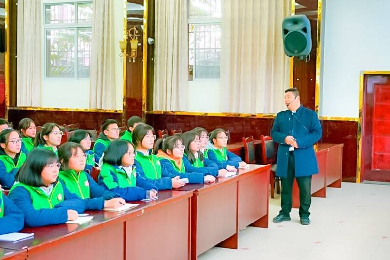 南充十一中举行生命与健康主题班主任论坛