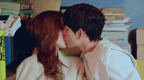 饰演不轻易表露心情的奇善谦,在和申世景饰演的吴薇朱分开后感到无助