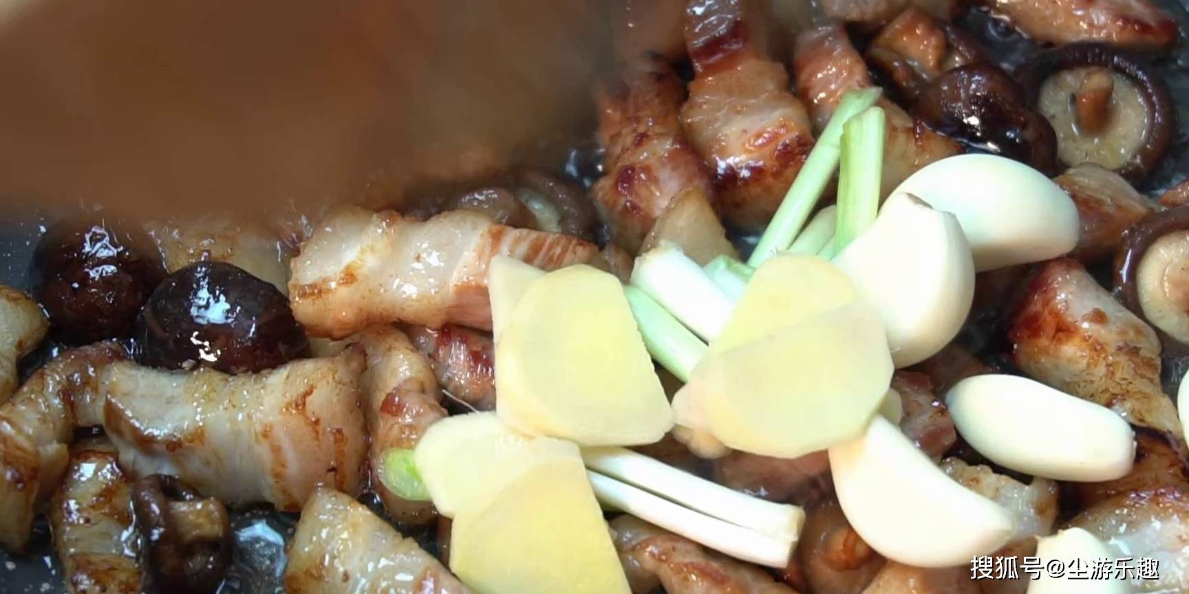 清水|五花肉里加1条鱼,没想到这么好吃,香味四溢,出锅拌汁能吃3碗饭