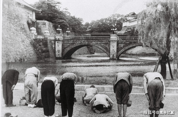 日本跪地双手投降图片图片