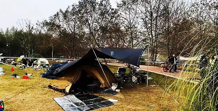 杭州一家3口晚上野外露营，疑似炭火取暖中毒，一名男子没能救活