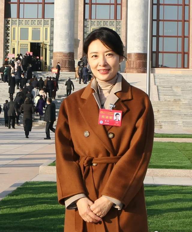 层次 央视主持天团开会受追捧！朱迅站C位成团宠，周涛比佟丽娅还洋气