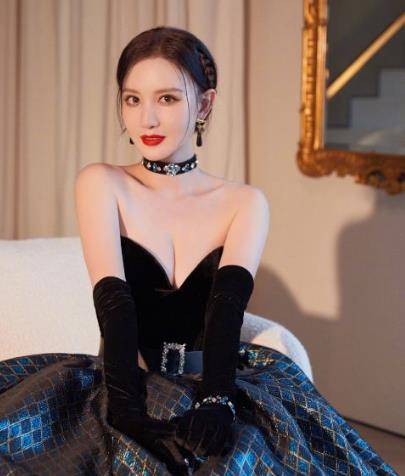 身材 40岁女星张萌太性感！穿低胸礼服显丰满身材，皮肤白皙涂大红唇