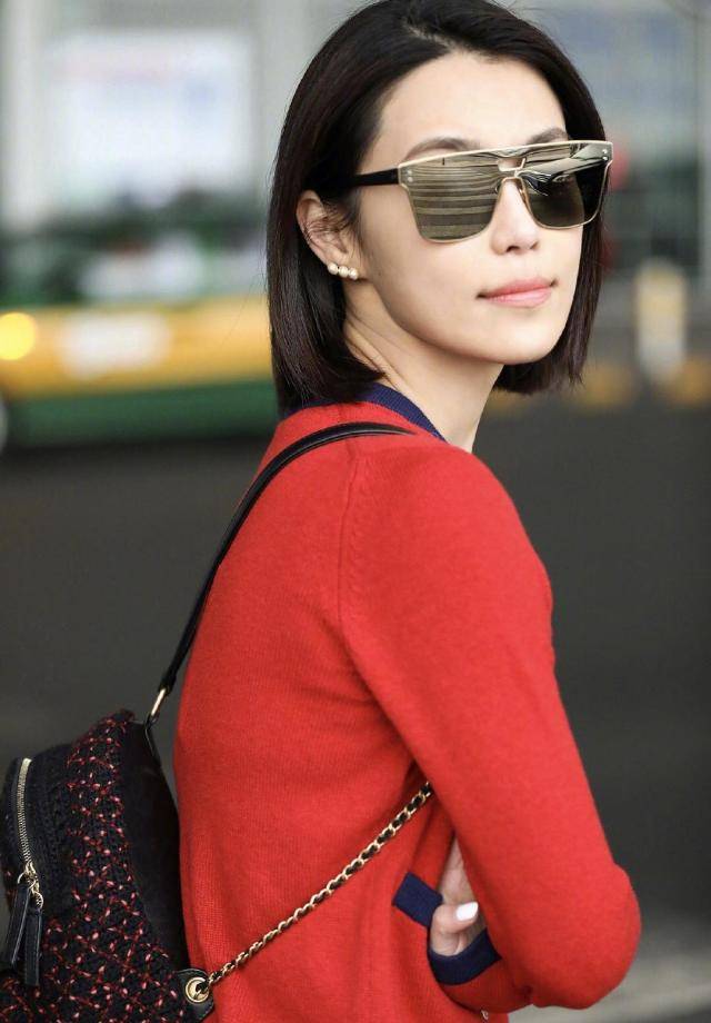 黑色 韩丹彤真的好会穿!身穿红色针织衫搭配黑色皮裤个性时髦,美呆了