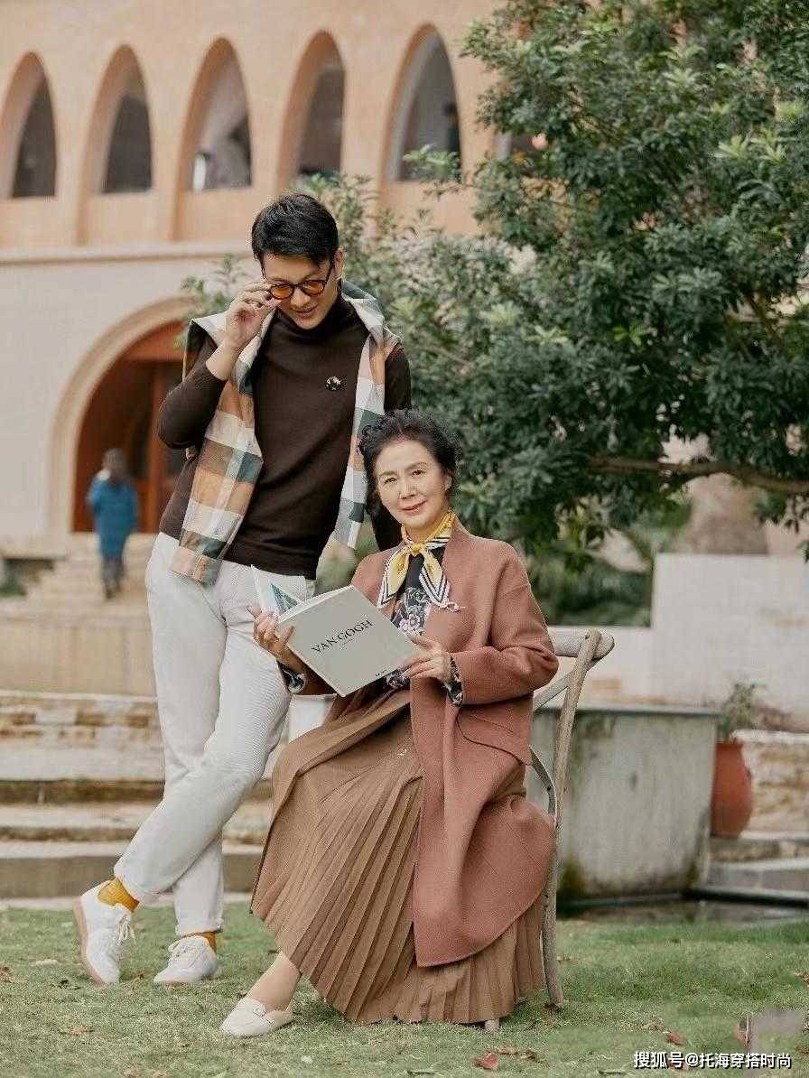 大衣 再晚都不算晚,60岁的女人也可以穿得很美,看这位奶奶就知道