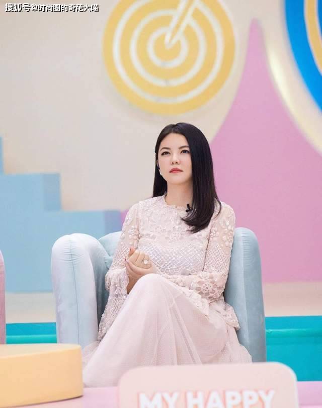 李湘离婚后李湘独自美丽？超长毛绒大衣贵气依旧，不受影响状态仍在线