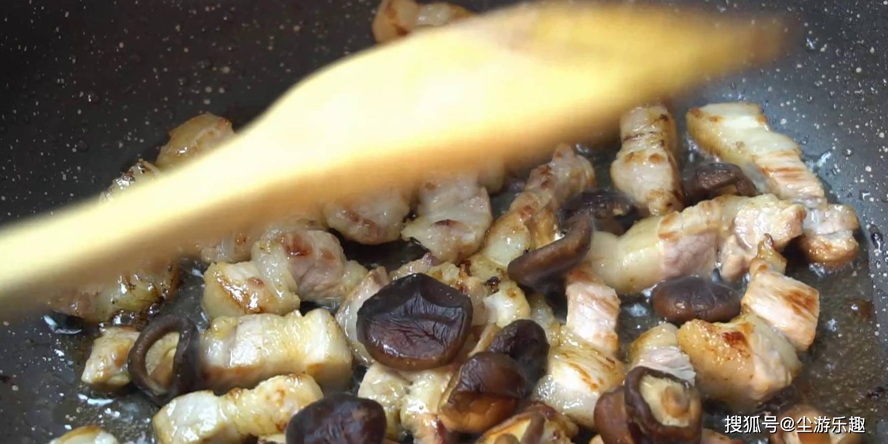 清水|五花肉里加1条鱼,没想到这么好吃,香味四溢,出锅拌汁能吃3碗饭