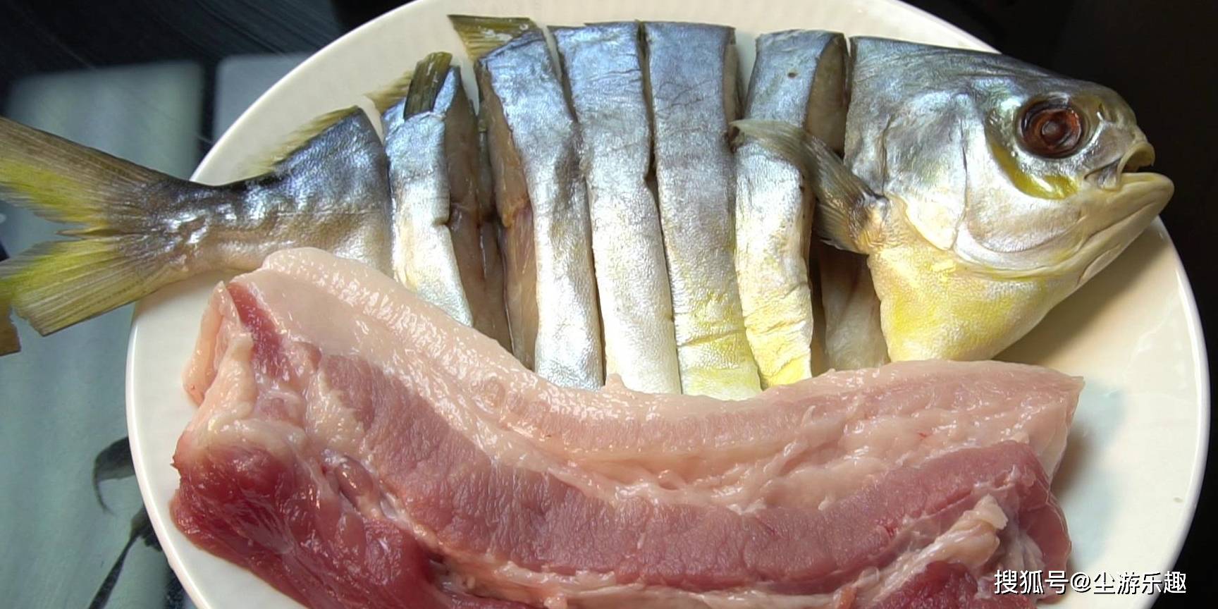 清水|五花肉里加1条鱼,没想到这么好吃,香味四溢,出锅拌汁能吃3碗饭