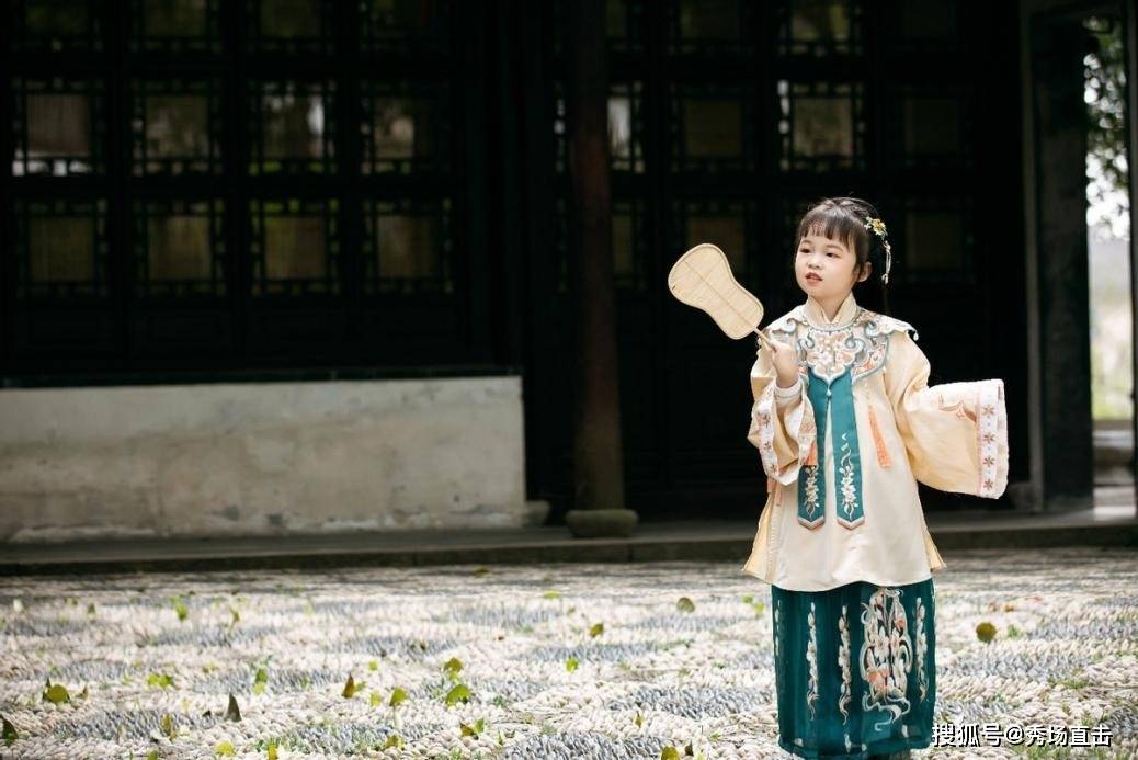 从容|2021 FASHION TOP时装周网络人气季军-周思怡