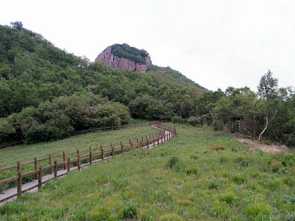 福建冠豸山有不溢不涸天池，有悬崖跳水基地，是最美丹霞地貌之一