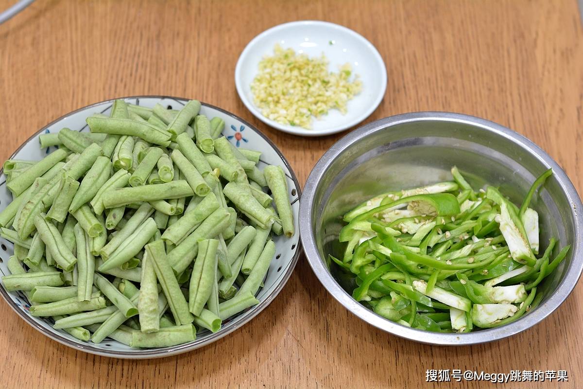 美食|冬天最爱的五花肉豆角焖面，饭菜一锅出，全家吃饱吃好真带劲