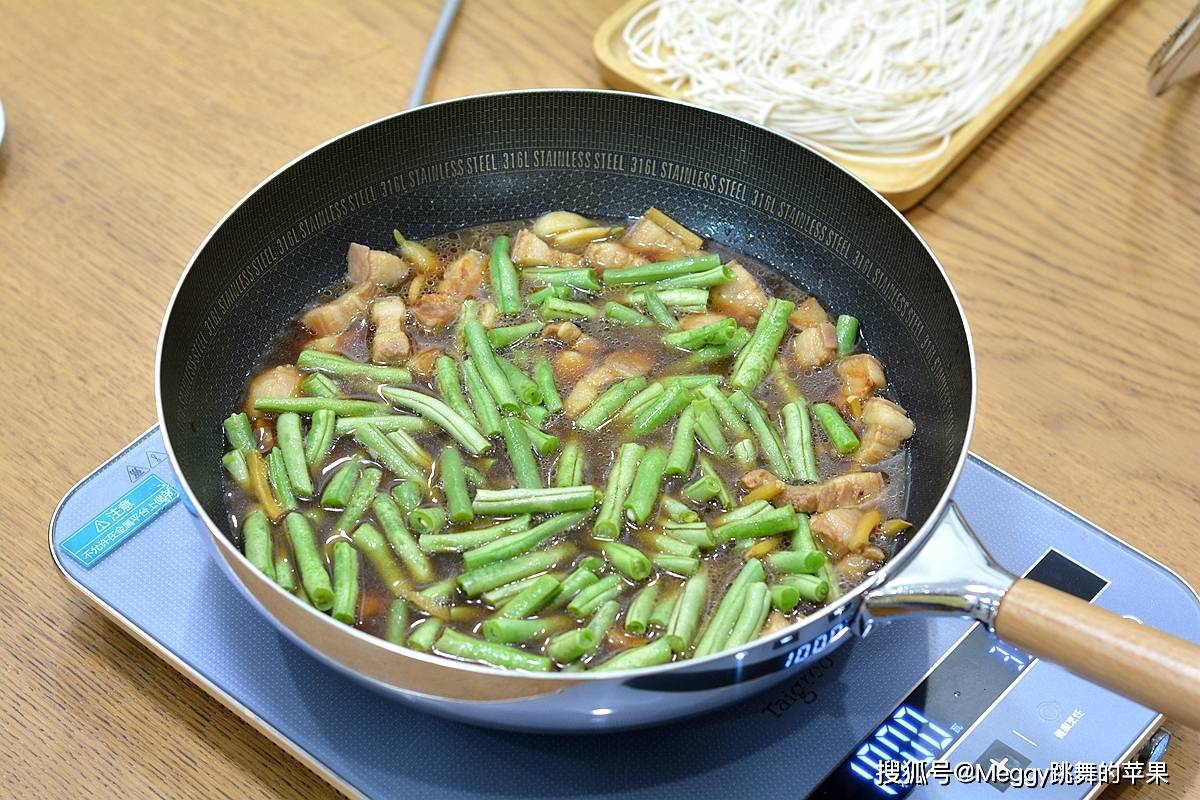 美食|冬天最爱的五花肉豆角焖面，饭菜一锅出，全家吃饱吃好真带劲