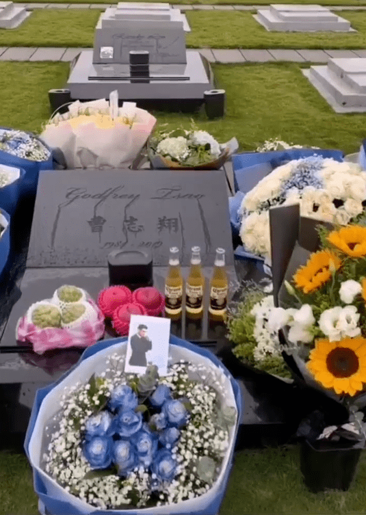 照片中,墓碑上方写着高以翔的英文名字"godfrey",中间写着高以翔的