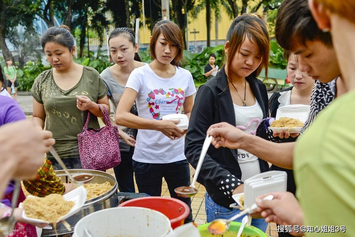 路随 这个冬天，别人早已大棉袄加身，我还在穿短袖，广东年年入冬失败