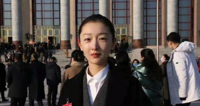 周冬雨 30岁周冬雨成大赢家！首次参加文代会是生日礼物，素颜也挺好看