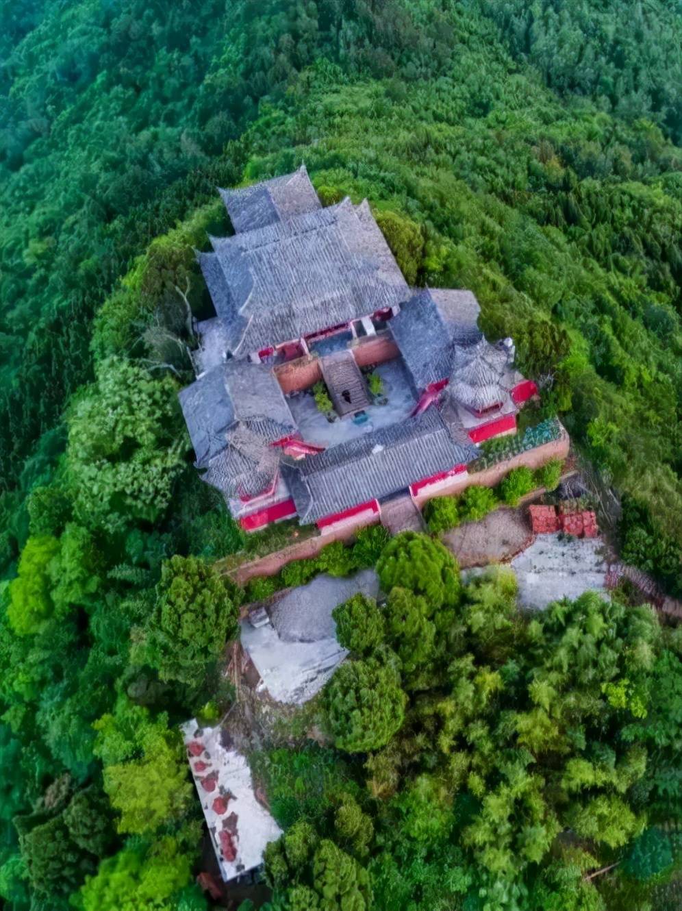 "牛头巨石耸雄关,两水蜿蜒绕岭环"牛头村上的牛头山巍峨耸立,风景秀丽