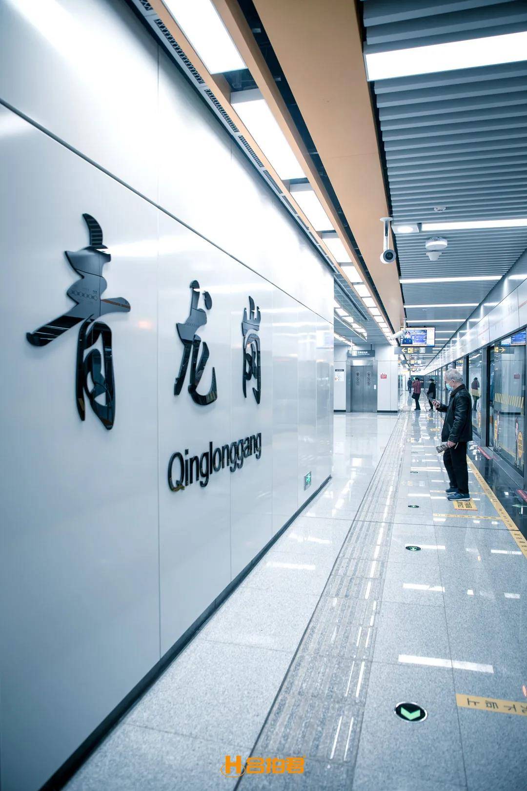 它西起青龙岗站,北止综保区站,是一条由西至东北方向的"l"型骨干线.