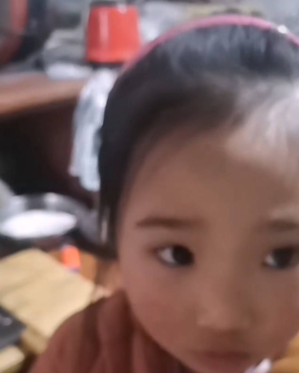 家长|四川：单亲爸爸辛苦做早餐，女儿却转身就扔，随后对话让人泪目