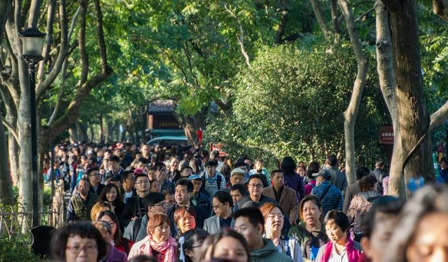 杭州西湖节假日被挤爆，平时却清幽如画，为何一直延续这个循环