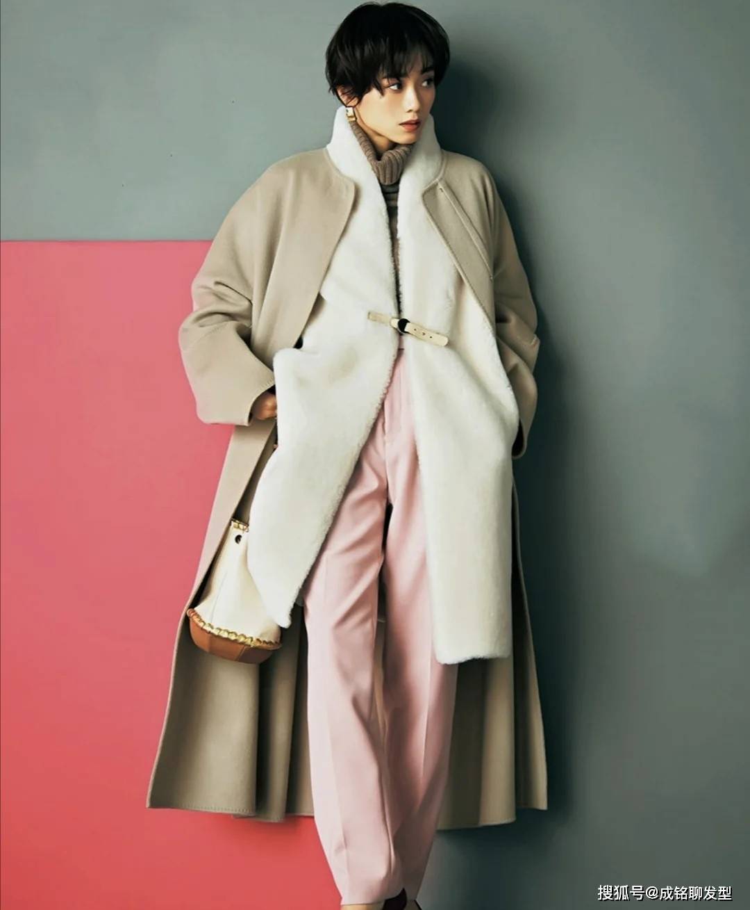 毛衣 “大衣+打底衫”已过时了!今年流行这三种穿法,保暖时尚两不误