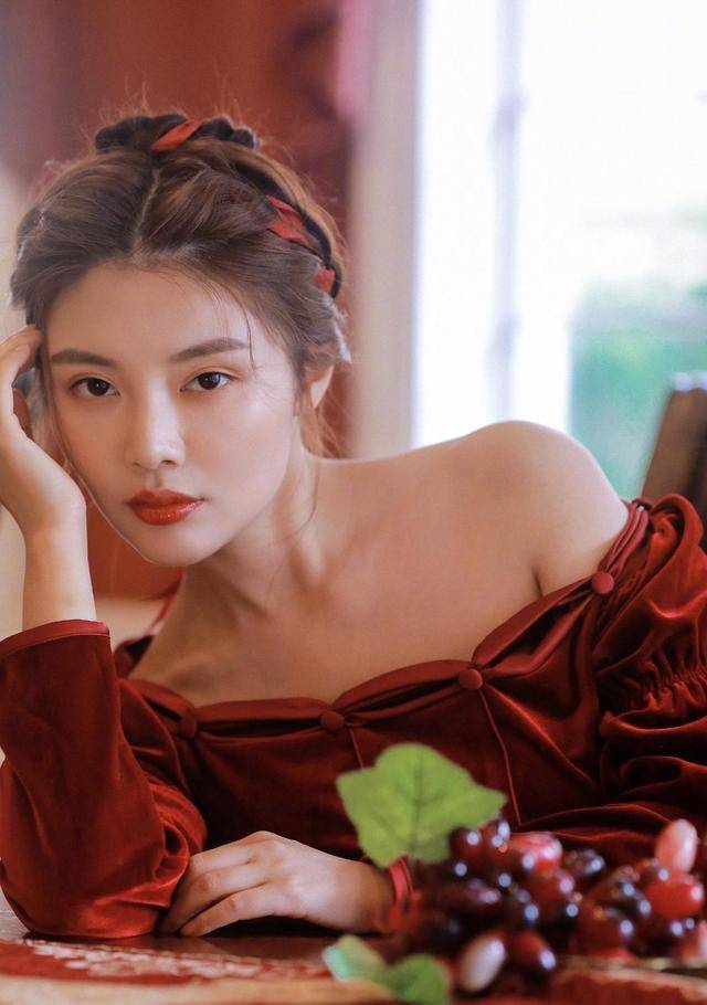 曲线 徐冬冬可真是魔鬼身材！红色丝绒连衣裙高级精致，凹凸曲线太撩人