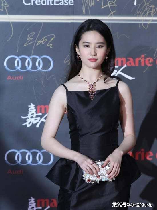 想不到刘亦菲也有"中年富贵包",无精修的直拍照,气