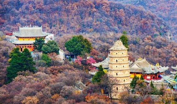 这里是中华道教第一山，有四千多年的历史，景色绝美，宛如仙境！
