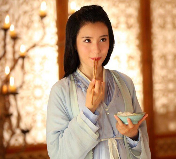 还记得《花千骨》中"轻水"吗?脱下古装后,颜值不输赵丽颖!