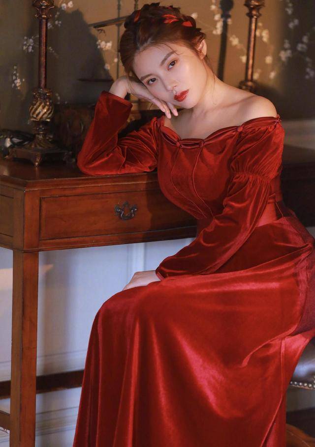 曲线 徐冬冬可真是魔鬼身材！红色丝绒连衣裙高级精致，凹凸曲线太撩人