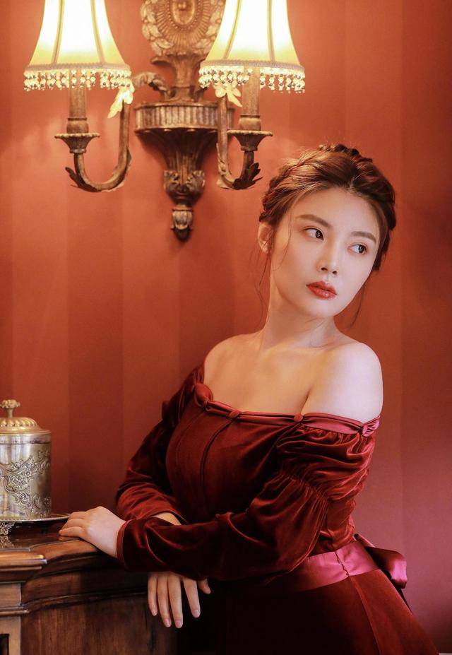 曲线 徐冬冬可真是魔鬼身材！红色丝绒连衣裙高级精致，凹凸曲线太撩人