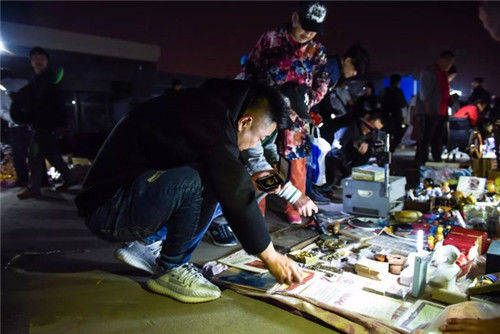 夜访南京的“幽灵市场”，不问真假不问来源，当地人都爱来