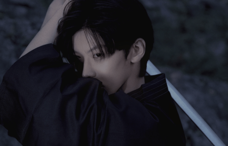 张人0甘愿露腹肌!