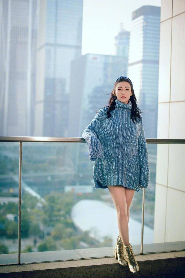 毛衣 张柏芝可真是“逆生长”，穿蓝色毛衣大秀美腿，39岁像19岁少女