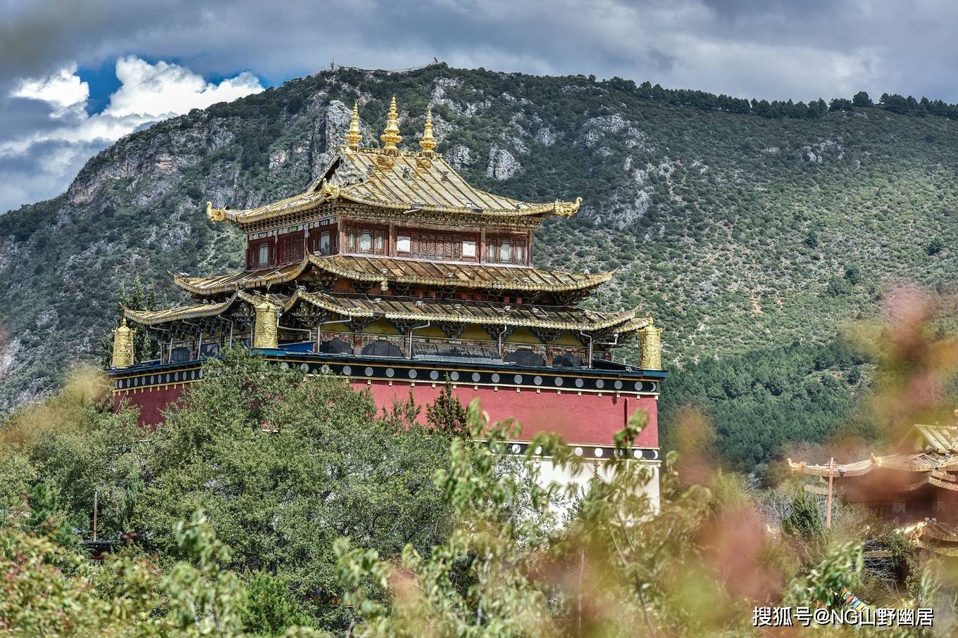 山野|香格里拉之巅：竟为一座废弃的寺院，观景视角堪比无人机！