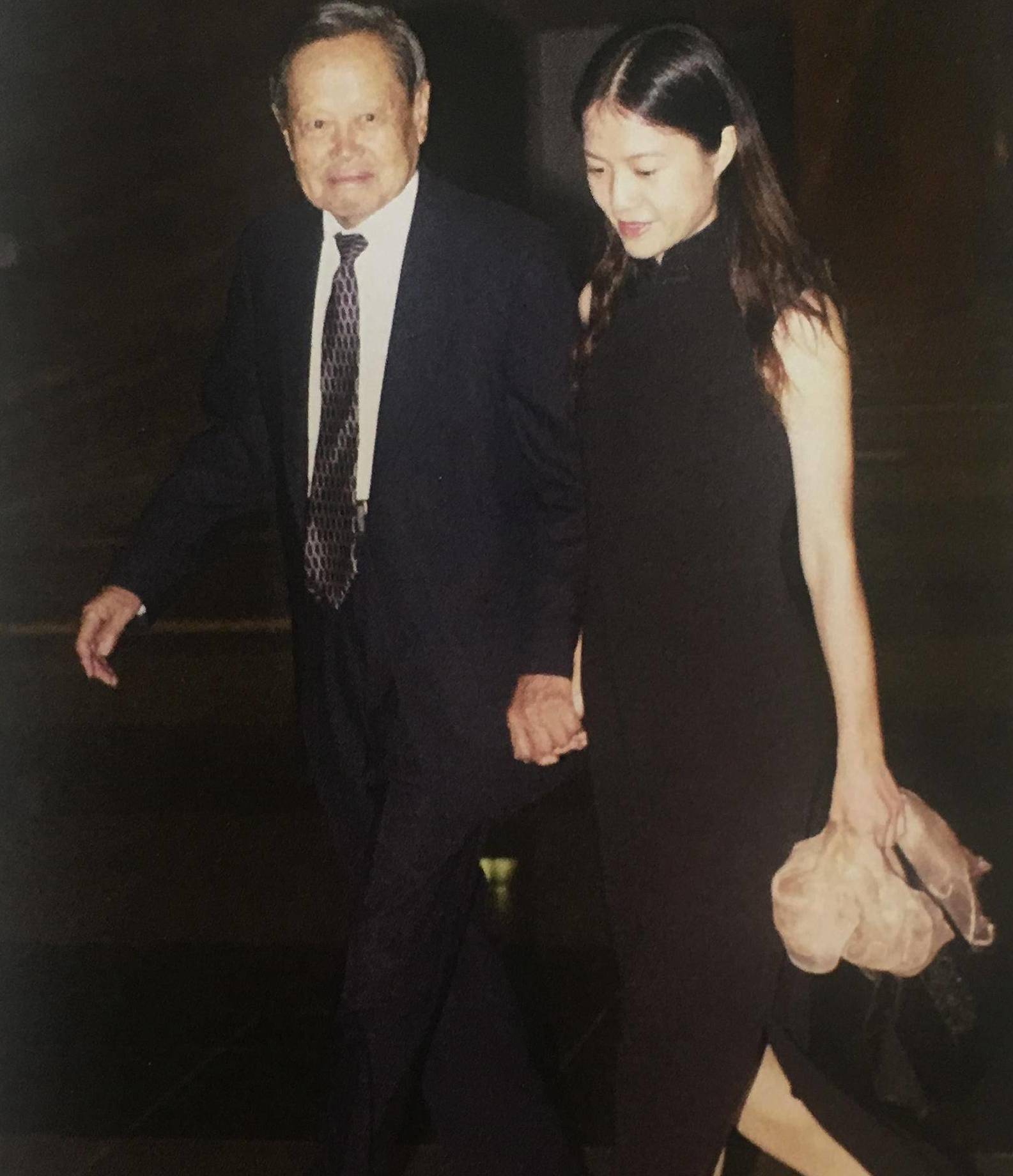 杨振宁夫妇现身超市购物,96岁杨老帮42岁爱妻推购物车_翁帆_杜致礼