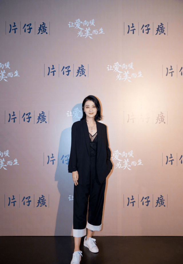 气息 梅婷美得高调！白色连衣裙简约高级，44岁的年纪24岁的状态
