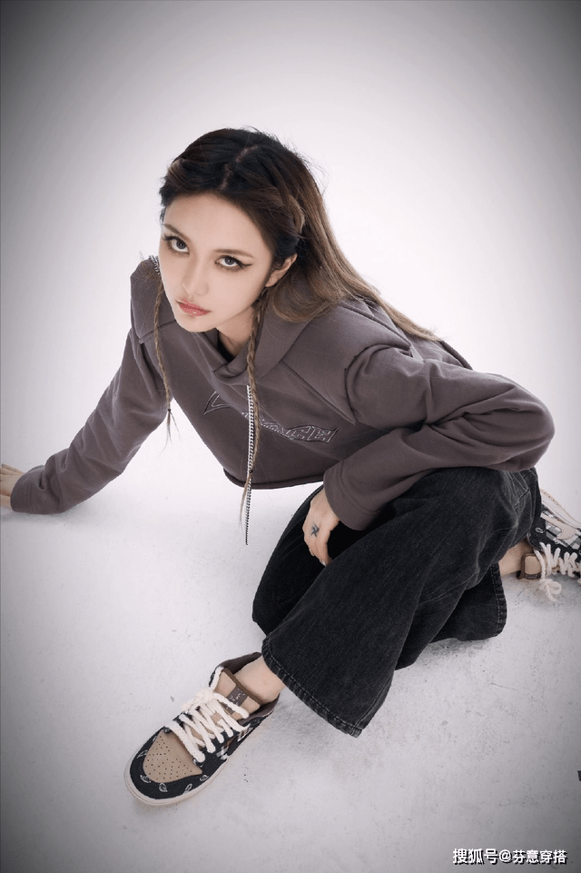 周扬青此件穿搭说简单也非常简单,但是说不简单也确实内藏玄机,一件