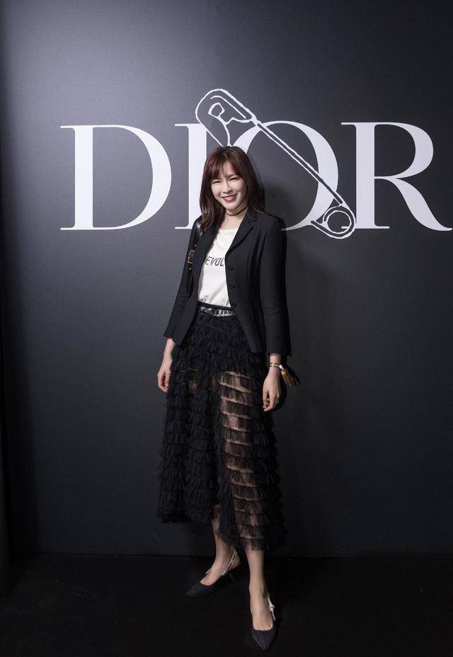 黑色的西装外套很适合李艾,因为李艾的骨架比较大,所以她能够撑得起