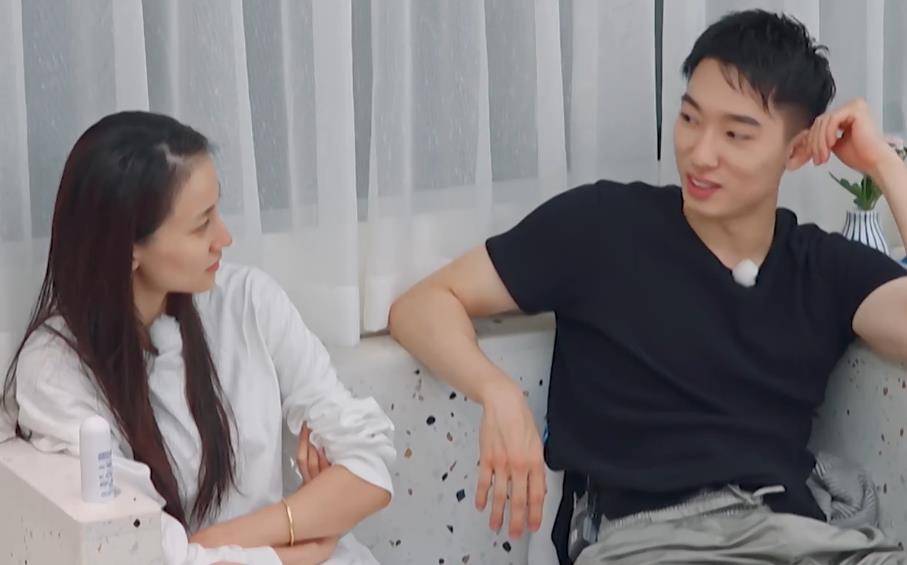 艾维尼沃章子怡穿低胸装陪新男友艾维·尼沃(组图)