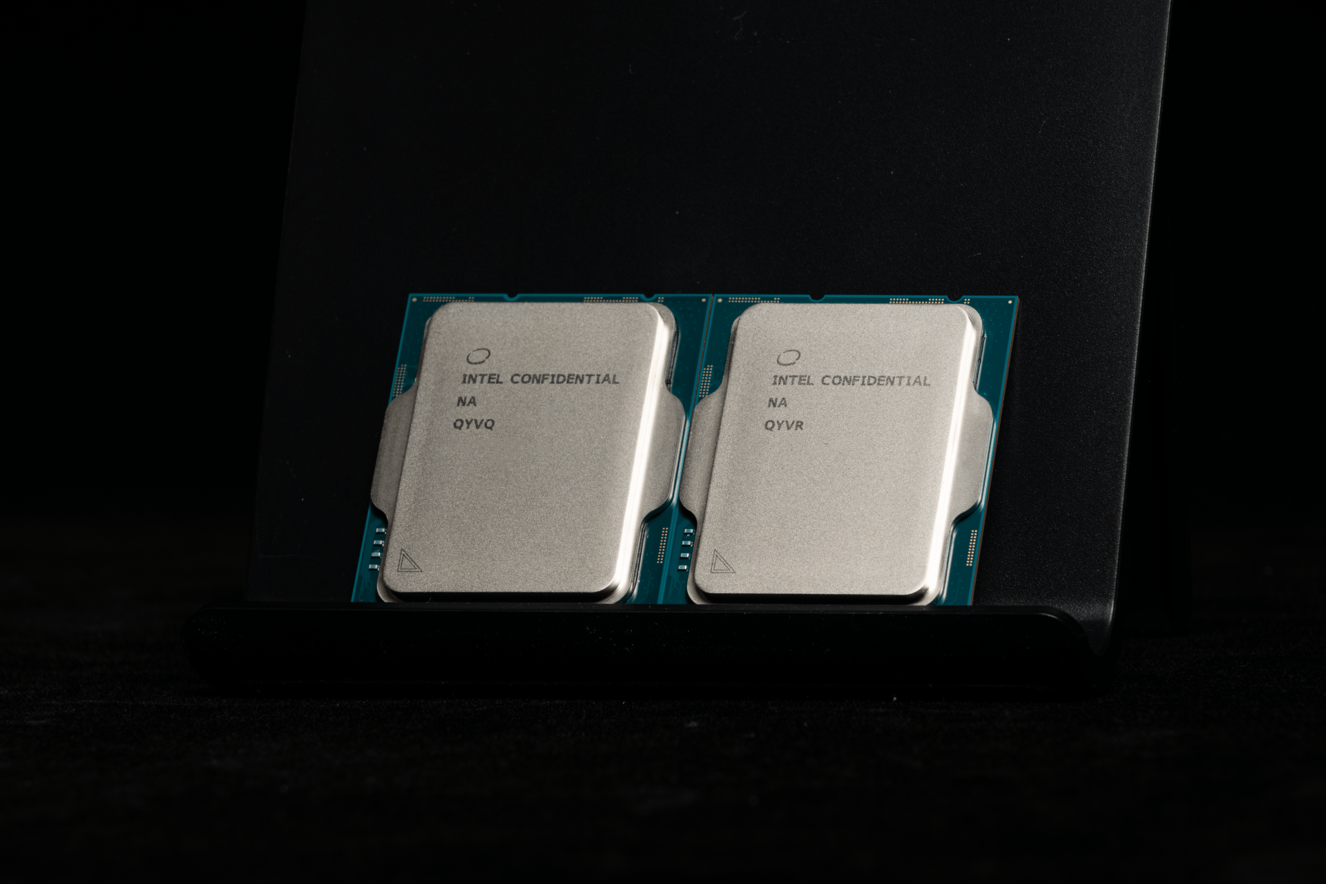 这CPU 也太凉快了！Intel Core i3 12100、12300 首发横评_手机搜狐网