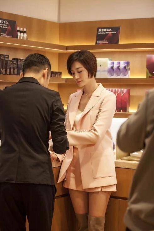 展现 李小冉剪短发又美出新高度！穿粉色西装乖巧可人，一点不像43岁
