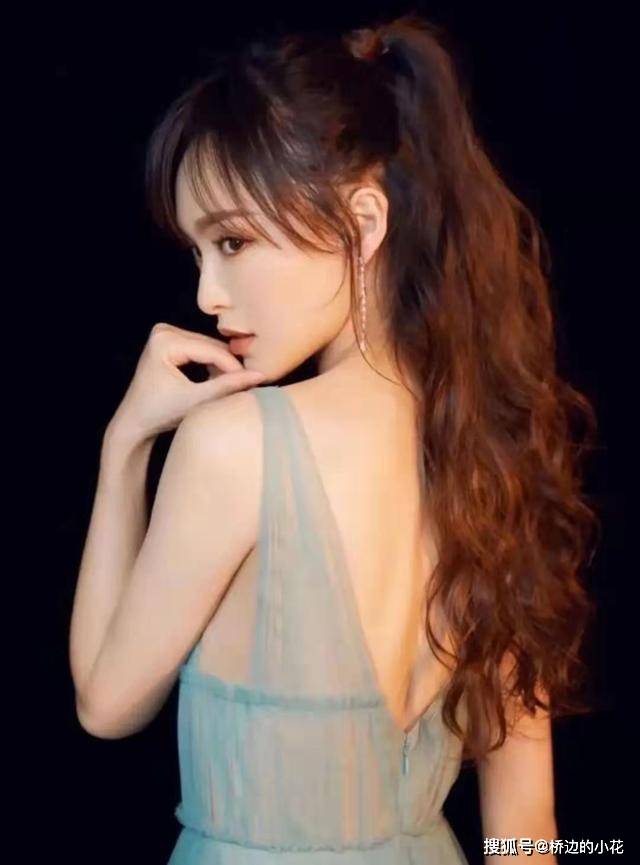 浅绿色 唐嫣身材真好，“放开穿”秀出丰满的曲线，一袭薄纱裙也太迷人了